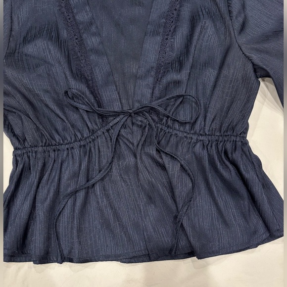 Dynamite Deep V Navy Blouse - Picture 4 of 9